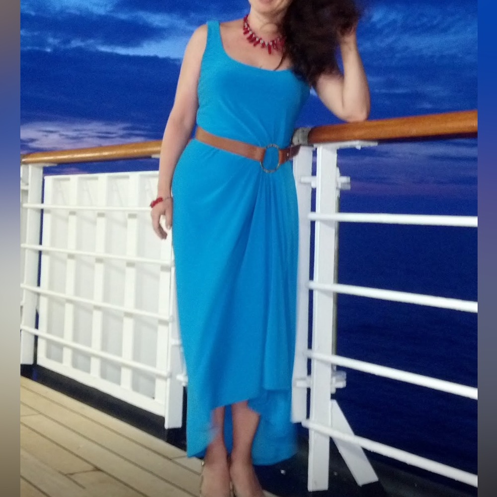 Gorgeous dress. True color is on first photo